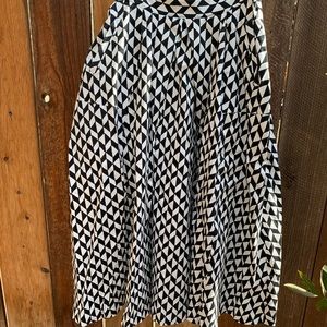 Black and white skirt (with pockets)